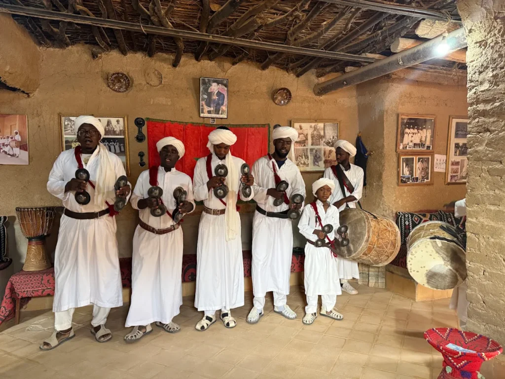 Música gnawa en Khamlia, una parada cultural cerca de Merzouga