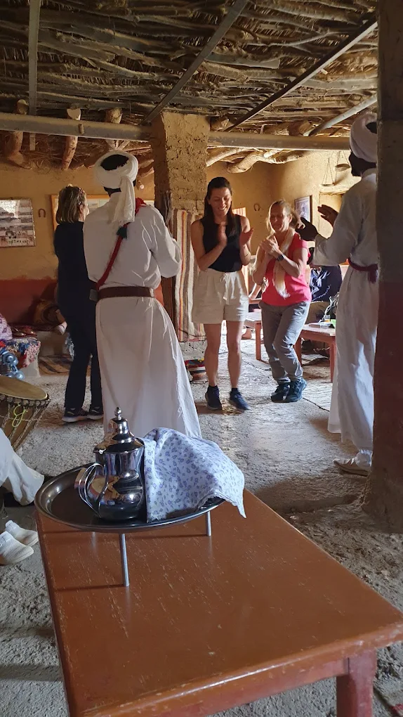 Actuación de música de Khamlia con tambores y krakebs