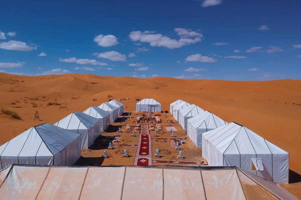 Comfortable luxury camp in Merzouga with private tents